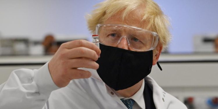 Johnson: Nuk shohim arsye për ndërprerjen e programit të vaksinimit, ndjejmë siguri te AstraZeneca