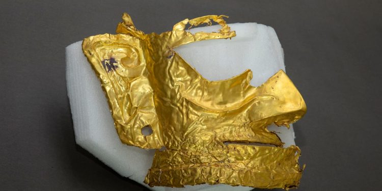 Arkeologët zbulojnë një maskë ari 3,000-vjeçare në Kinën Jugperëndimore