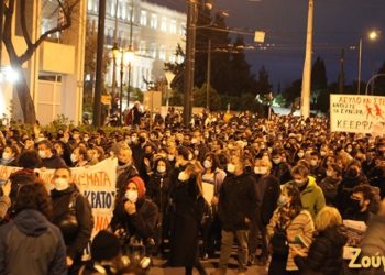Athina nuk gjen qetësi, mijëra vetë në protestë (FOTO)