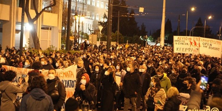 Athina nuk gjen qetësi, mijëra vetë në protestë (FOTO)