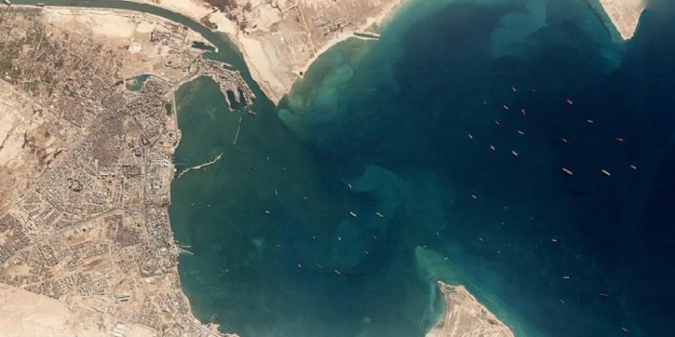 Pamjet nga sateliti/ Shikoni ç’ndodh në Kanalin e Suezit të bllokuar nga anija gjigante