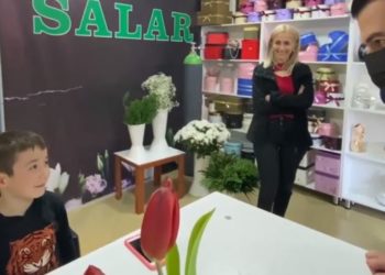 Basha si profesor Matematike, pyet djalin e vogël në Tiranë: Sa bëjnë 7×7? (VIDEO)