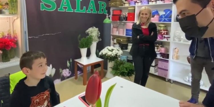 Basha si profesor Matematike, pyet djalin e vogël në Tiranë: Sa bëjnë 7×7? (VIDEO)