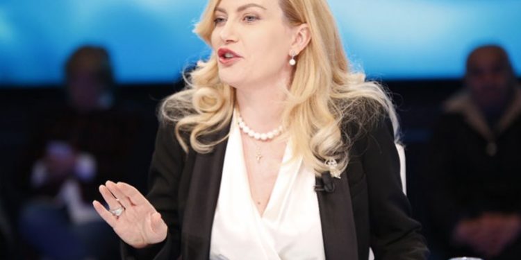 “Langaraq burrë, o i mjerë, o i zi…”/ Mesila Doda “shfrenon” gjuhën ndaj Ramës: Do të çoj pas hekurave