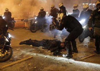 Protesta të dhunshme në Athinë, turma dhunon egërsisht policin