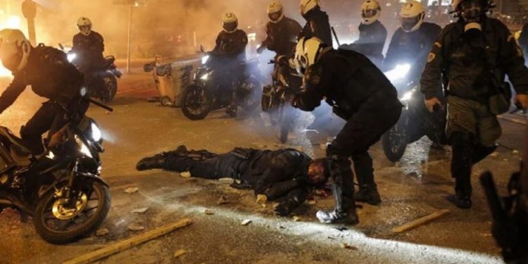 Protesta të dhunshme në Athinë, turma dhunon egërsisht policin