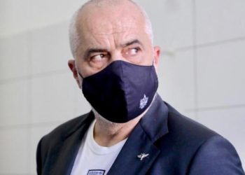 1 milion vaksinat, si 1 milion shuplakat