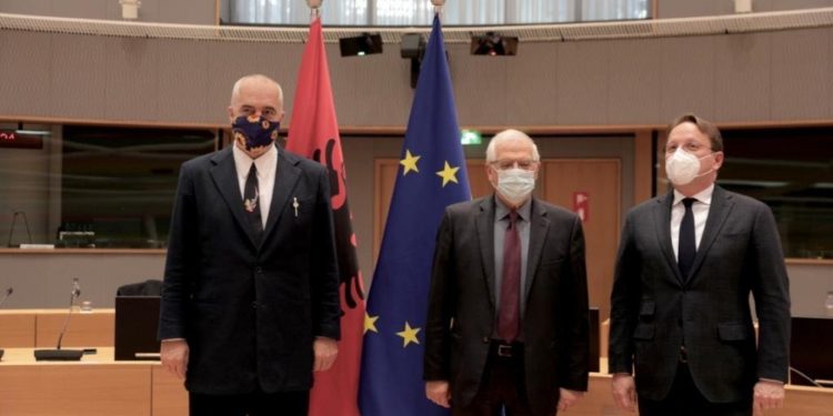 BE rikthen Shqipërinë në rend dite për hapjen e negociatave, një javë para zgjedhjeve të 25 prillit