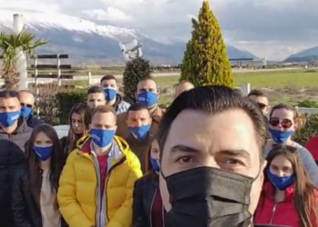 Basha për ëmbëlsirë me të rinjtë e PD-së në Dropull: E ndjej ngrohtësinë e ndryshimit që po vjen në sytë e tyre (VIDEO)