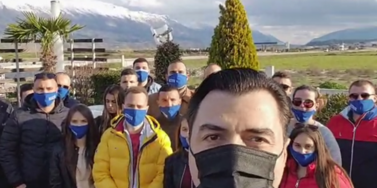 Basha për ëmbëlsirë me të rinjtë e PD-së në Dropull: E ndjej ngrohtësinë e ndryshimit që po vjen në sytë e tyre (VIDEO)