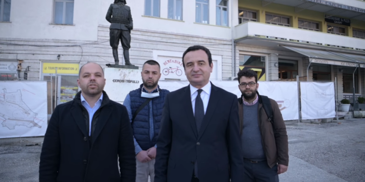 Albin Kurti bën fushatë me Çerçiz Topullin për kandidatin e tij në Gjirokastër (VIDEO)