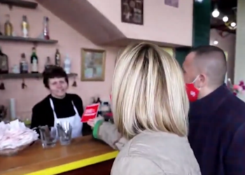 Qytetarja ja ‘plas në sy’ Monika Kryemadhit: Na na japësh ndonjë tufë më lekë? Kryetarja e LSI: Lekët i ka marrë Rama, ne sjellim programe. Qytetarja: I keni marrë ju më përpara (VIDEO)