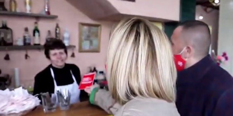 Qytetarja ja ‘plas në sy’ Monika Kryemadhit: Na na japësh ndonjë tufë më lekë? Kryetarja e LSI: Lekët i ka marrë Rama, ne sjellim programe. Qytetarja: I keni marrë ju më përpara (VIDEO)