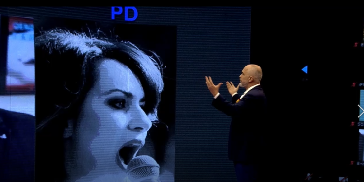 Rama shpjegon foton e Gridës: Jeni ju që shikoni gjëra të tjera në vend të mikrofonit (VIDEO)