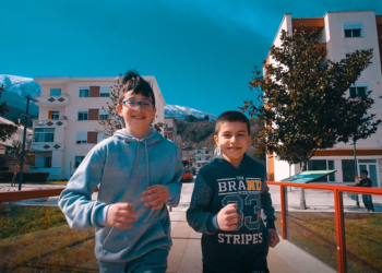 Pamje fantastike, si është transformuar qendra e Përmetit (VIDEO)