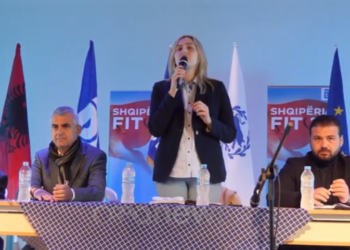 Vetë kandidon në Tiranë, Vangjel Dule shfaqet në Sarandë me kandidaten e PD-së