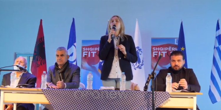 Vetë kandidon në Tiranë, Vangjel Dule shfaqet në Sarandë me kandidaten e PD-së