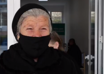 Vaksinimi në Gjirokastër, gruaja e moshuar falenderon Ramën: Marrtë nga ditët tona… (VIDEO)