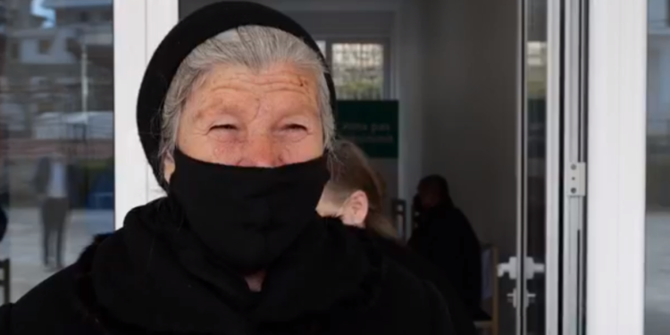 Vaksinimi në Gjirokastër, gruaja e moshuar falenderon Ramën: Marrtë nga ditët tona… (VIDEO)