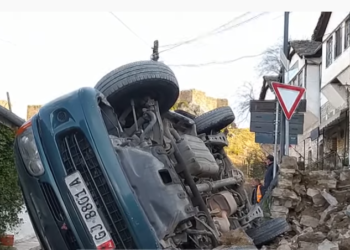 Aksident i frikshëm në Gjirokastër, shembet rruga me kalldrëm, nuk mban dot makinën dhe kamionin me inerte