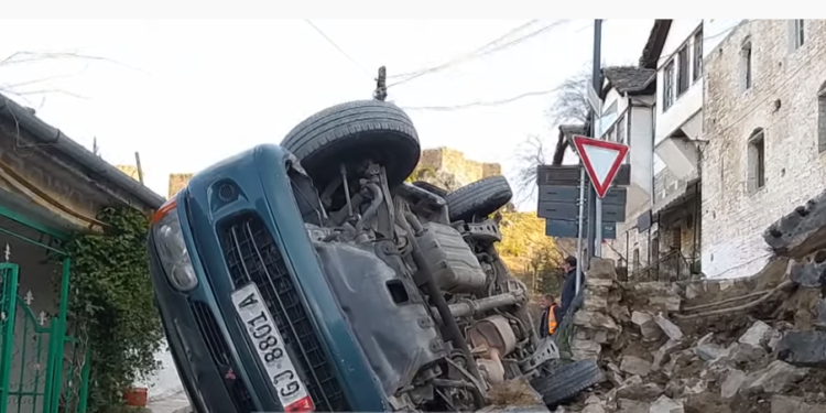 Aksident i frikshëm në Gjirokastër, shembet rruga me kalldrëm, nuk mban dot makinën dhe kamionin me inerte
