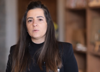 Transformimi i Pazarit të Gjirokastrës, sot është zona më e kërkuar për të bërë biznes. Njihuni me historinë e Anisa Manos (VIDEO)