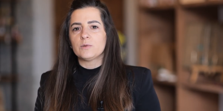 Transformimi i Pazarit të Gjirokastrës, sot është zona më e kërkuar për të bërë biznes. Njihuni me historinë e Anisa Manos (VIDEO)