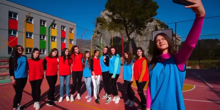 Shkolla e rindërtuar në Përmet “tërbon” Tritan Shehun: Vetëm PD do t’i rikthejë dinjitetin arsimtarëve, shumë shpejt (VIDEO)