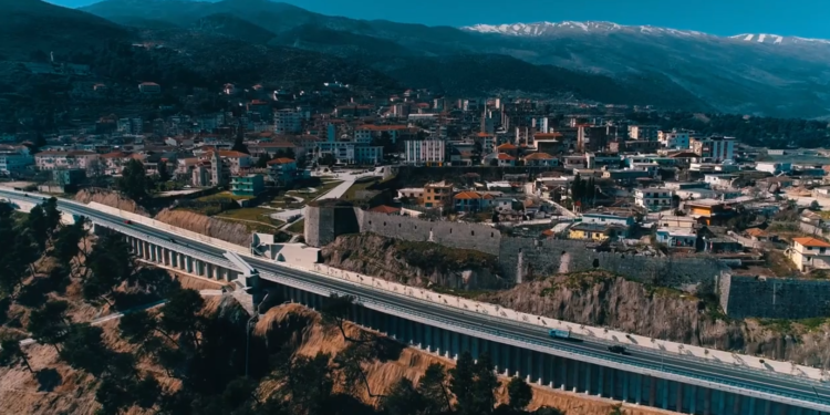 Tritan Shehu e quante projekt 3D që s’kishte për t’u realizuar, shihni si duket sot Bypassi Tepelenës (VIDEO)