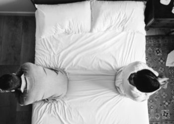 Kërkesa e rrallë për urdhër mbrojtjeje: Im shoq vodhi çarçafët dhe tenxheren