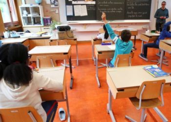 Refuzonin të mbanin maskë, hiqen nga puna tre mësues