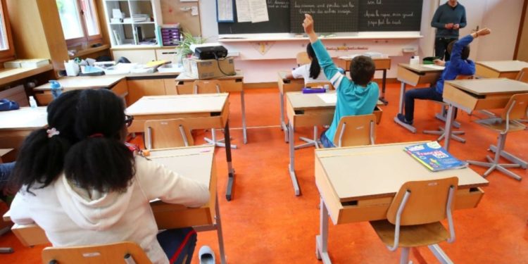 Refuzonin të mbanin maskë, hiqen nga puna tre mësues