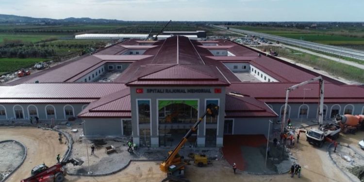 Basti i Erdoganit me Ramën, spitali Fierit drejt përfundimit, hapet javën e tretë të prillit