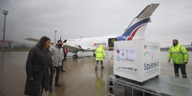 Shqipëri merr 10 mijë doza të vaksinës ruse Sputnik V