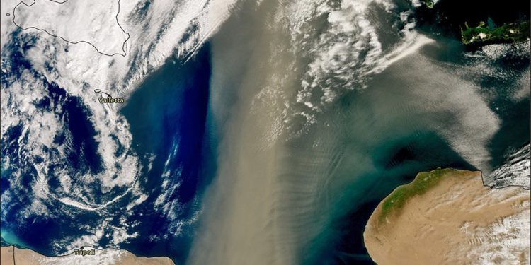 Një re pluhuri mbulon Greqinë dhe Ballkanin, 800 km e gjatë