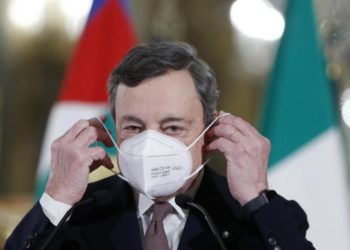 Kryeministri italian Mario Draghi merr dozën e parë të AstraZenecas