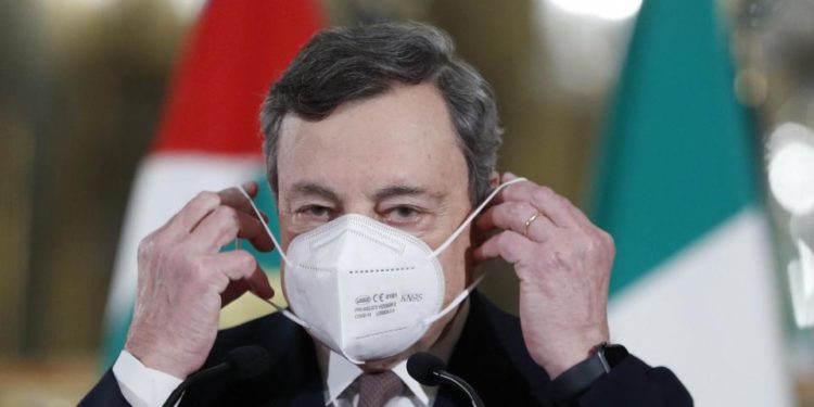Kryeministri italian Mario Draghi merr dozën e parë të AstraZenecas