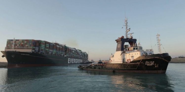 Zhbllokohet trafiku ujor në Kanalin e Suezit, rinis lundrimin anija që e mbante të bllokuar prej 1 jave
