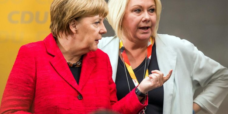 Anëtarja e partisë së Merkel ndërron jetë papritur në avion