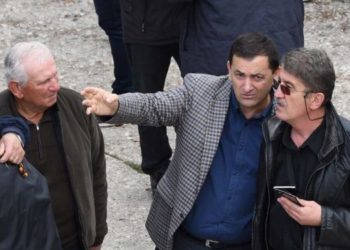 “Sëpatë dhe zjarr për qentë shqiptarë”, mos e harroni heshtjen e Vangjel Tavos si deputet i Gjirokastrës për thirrjet raciste në funeralin e Kacifas (VIDEO)