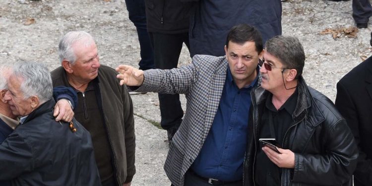 “Sëpatë dhe zjarr për qentë shqiptarë”, mos e harroni heshtjen e Vangjel Tavos si deputet i Gjirokastrës për thirrjet raciste në funeralin e Kacifas (VIDEO)