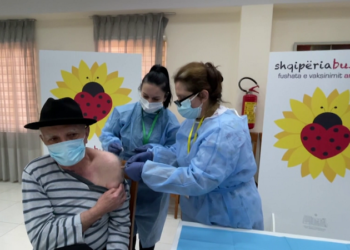 Lajm i mirë, nis vaksinimi i të moshuarve mbi 90 vjeç në Gjirokastër