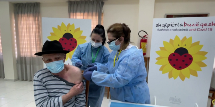 Lajm i mirë, nis vaksinimi i të moshuarve mbi 90 vjeç në Gjirokastër