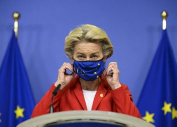 The Guardian: “Lufta” për vaksinat mund të përfundojë në tragjedi për Britaninë dhe BE-në