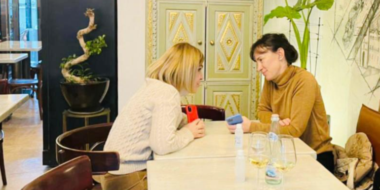 Monika Kryemadhi feston ditëlindjen, Basha me gruan e urojnë me një buqetë me trëndafila të kuq