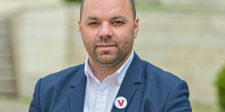 Pasi dështoi në Gjirokastër, kandidati i Vetëvendosjes gjen “fajtorin” te vota e pavlefshme: Po tjetërsohet vullneti i qytetarëve (VIDEO)