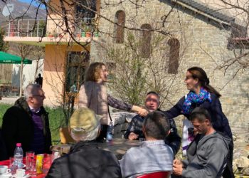 Kandidatja e PD-së vihet në siklet, Mirela Kumbaro i shkon në takim, qytetari çohet dhe e falenderon: Ty bravo të qoftë për ato që ke bërë, edhe 100 vjet të qëndrosh deputete (FOTO)