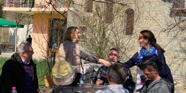 Kandidatja e PD-së vihet në siklet, Mirela Kumbaro i shkon në takim, qytetari çohet dhe e falenderon: Ty bravo të qoftë për ato që ke bërë, edhe 100 vjet të qëndrosh deputete (FOTO)