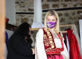 Kandidatja e PS-së vishet me kostumin tradicional të Gjirokastrës: Një traditë që mbahet gjallë falë zonjave si Elida (FOTO)