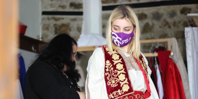 Kandidatja e PS-së vishet me kostumin tradicional të Gjirokastrës: Një traditë që mbahet gjallë falë zonjave si Elida (FOTO)